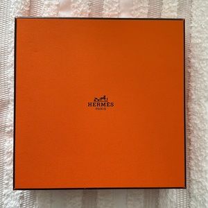 Hermes belt. Excellent condition. Never worn. Comes with original box.